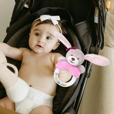 Hochet-bebe-lapin-motricite-eveil-sens