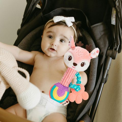 Hochet-bebe-peluche-cerf-arc-en-ciel