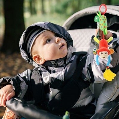 Hochet-bebe-singe-motricite-eveil-sens