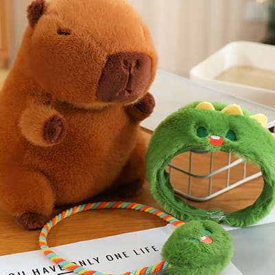 Peluche capybara dino