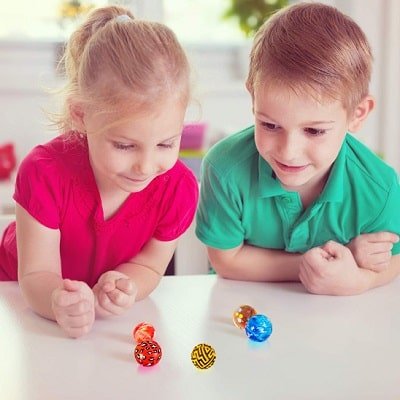 balle-rebondissante​-enfant-jeu-social