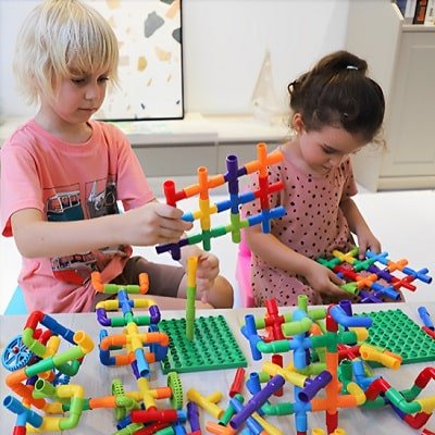 Montessori-enfant-assemblage-de-tuyaux-magique
