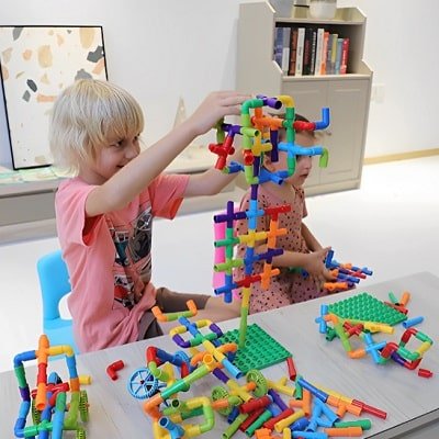 jeu-de-construction-tuyaux-enfant-Montessori-assemblage
