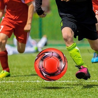 enfant-ballon-de-foot-rebond-dynamique-jeux-exterieur