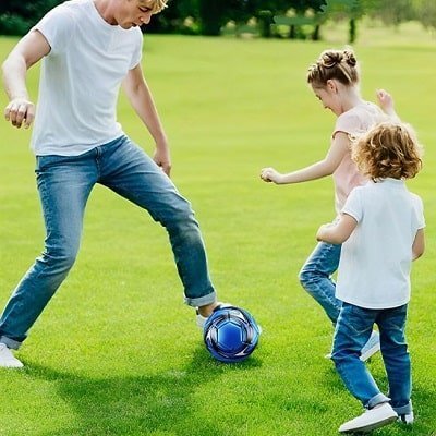 ballon-foot-jeux-exterieur-enfant-dynamique