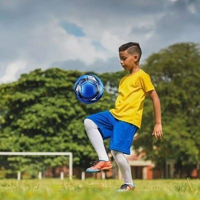 jeux-exterieur-enfant-ballon-de-foot-rebond-dynamique