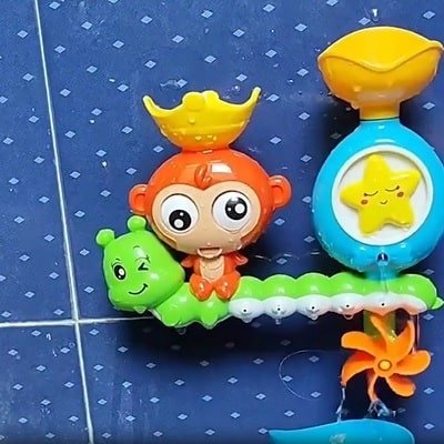 jouet-de-bain-cascade-d-eau-bebe